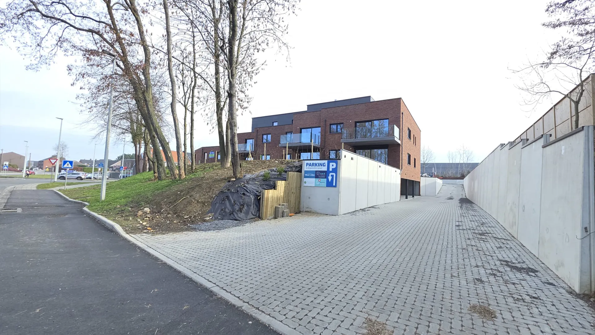 Entrée de la Clinique de chirurgie dentaire Les 8 à Hognoul, accès par la rue Germeaux